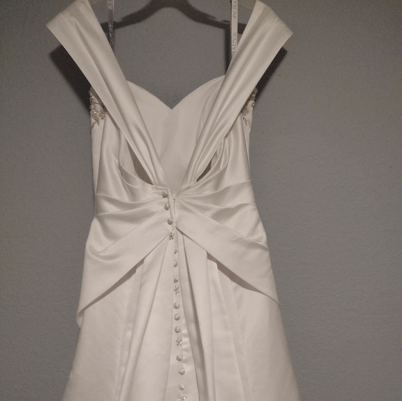 Beautiful Satin, trained, elegant beading wedding dress - Picture 2 of 6